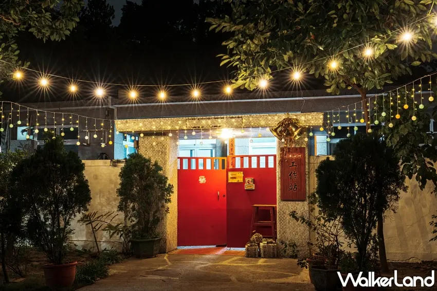 ▲屋前擺放著色彩繽紛的藝術裝置，搭配垂掛的點點星光，將眷村的夜晚點綴得既復古又浪漫。圖／高雄市政府文化局提供；窩客島整理