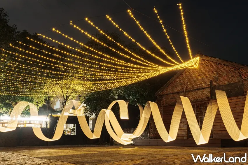 ▲鳳山黃埔新村的入口意象在夜間亮起，指引著旅人走進這座充滿歷史韻味與文創活力的聚落。圖／高雄市政府文化局提供；窩客島整理