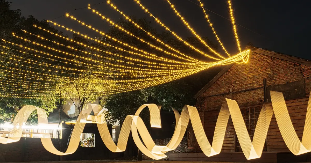 高雄眷村最美光影季！建業新村與黃埔新村浪漫點燈，必拍夢幻馬車與文創尋寶攻略。