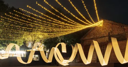 高雄眷村最美光影季！建業新村與黃埔新村浪漫點燈，必拍夢幻馬車與文創尋寶攻略。