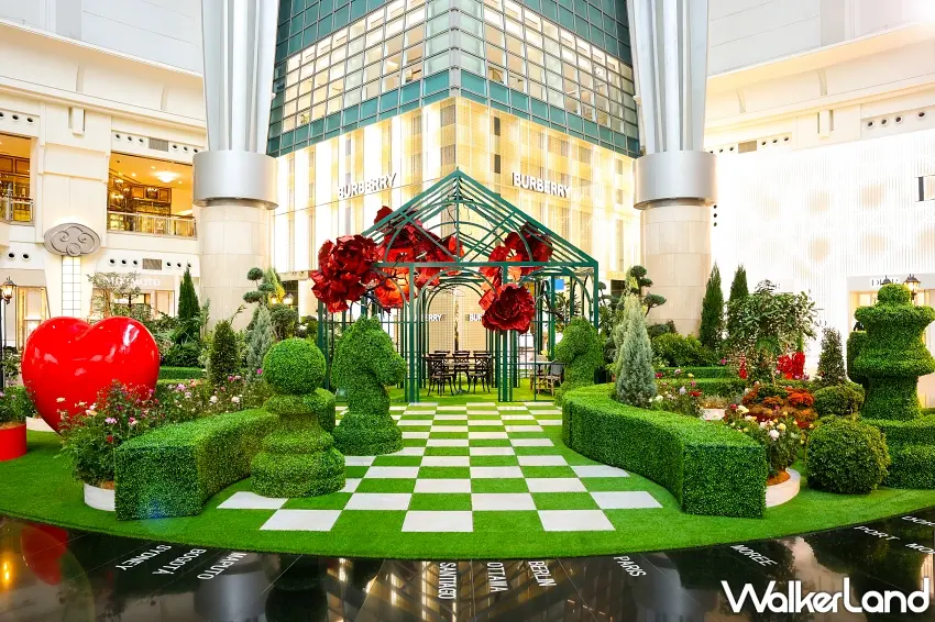 ▲位於4樓都會廣場的「皇后花園」由CN Flower設計，以大型紅心與棋盤格地景打造出宛如愛麗絲夢遊仙境的奇幻場景，是2026春節必拍亮點。圖／台北101提供；窩客島整理