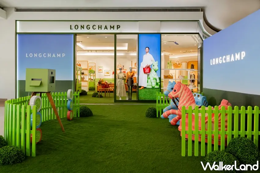 ▲Longchamp於松智路口打造「搖搖馬樂園」，將品牌經典奔馬標誌化為童趣裝置，成為信義區街頭最吸睛的互動打卡點。圖／Longchamp提供；窩客島整理