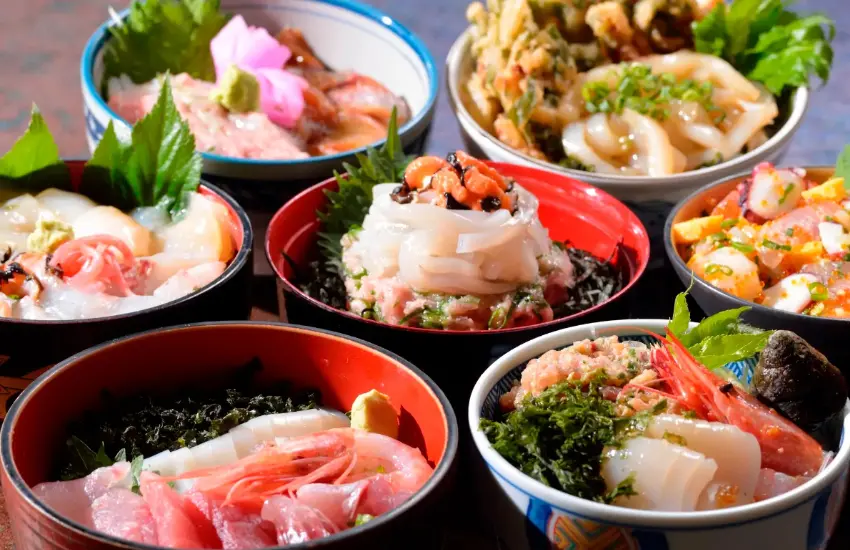 ▲初島每年2月至3月將舉辦「初島丼合戰」，島上漁師經營的16間食堂將推出特別丼飯。