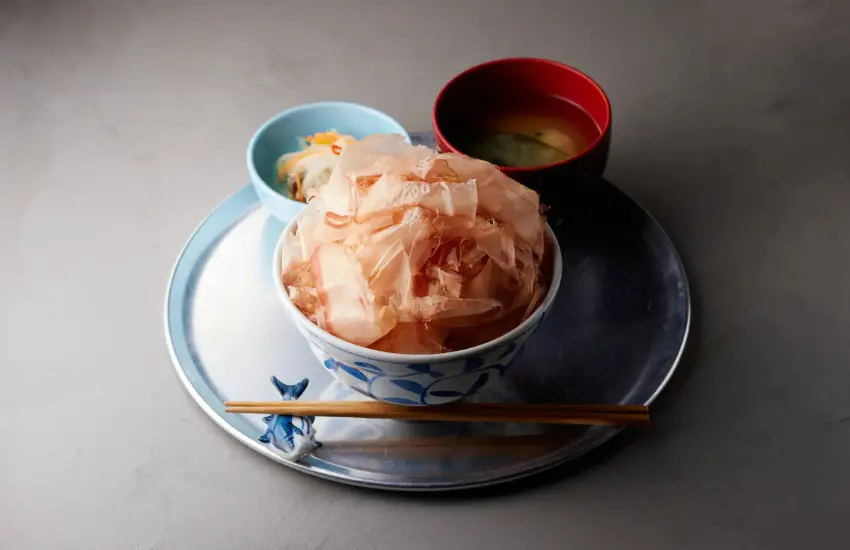 ▲人氣飯套餐將現削柴魚片放在剛煮好的白飯上，另外還有高湯茶泡飯和飯糰套餐。