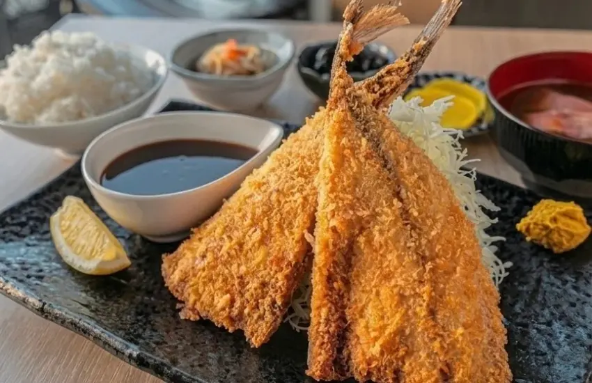 ▲午餐限定的魚乾店炸竹莢魚定食是店內必吃美味。