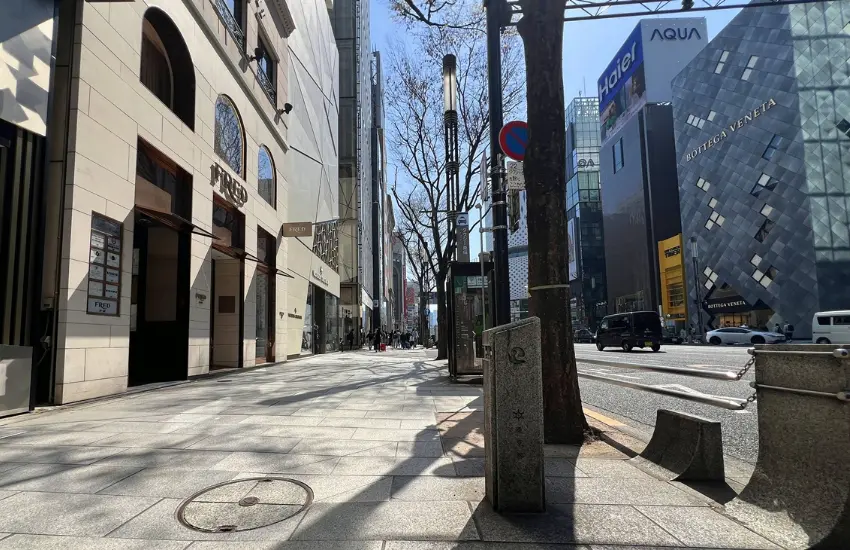 ▲平整街道兩側是石造建築與充滿設計感的百貨櫥窗，人們在櫥窗之間流連，將街道本身視為展現品味與生活態度的伸展台。