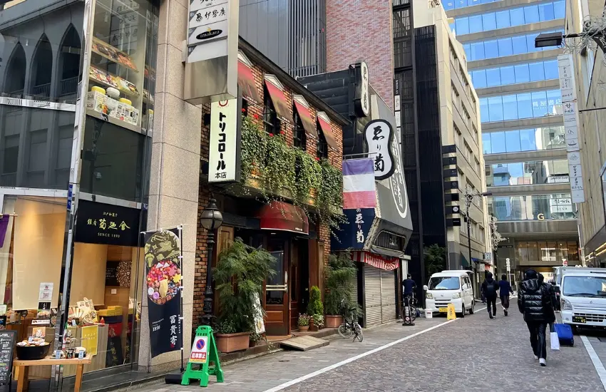 ▲中央通後方的巷弄，Tricolore Ginza 銀座本店，替這座城市保留了一段尚未被加速過的場景。