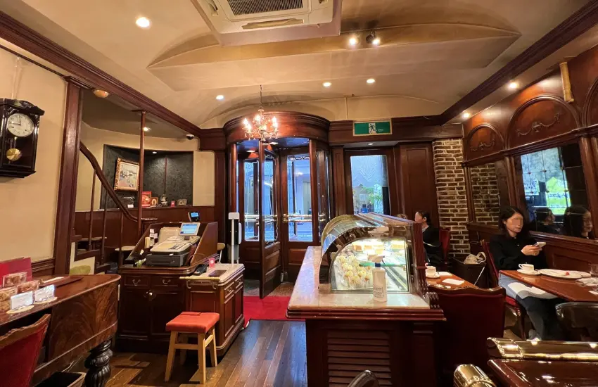 ▲推開門的瞬間，伴隨著低沉的轉動聲，現實世界的喧囂被隔絕在後。