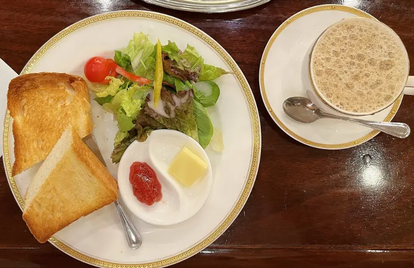 ▲約 3 公分厚的厚片烤吐司，外酥內軟，抹上奶油與酸甜草莓果醬，配上一份清脆生菜，便是銀座經典的開場。