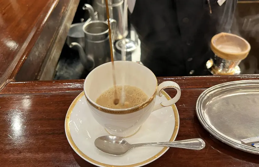 ▲推薦點一杯熱拿鐵，看咖啡師在桌邊高高拉起銅壺，將牛奶與咖啡以優美弧線注入杯中。