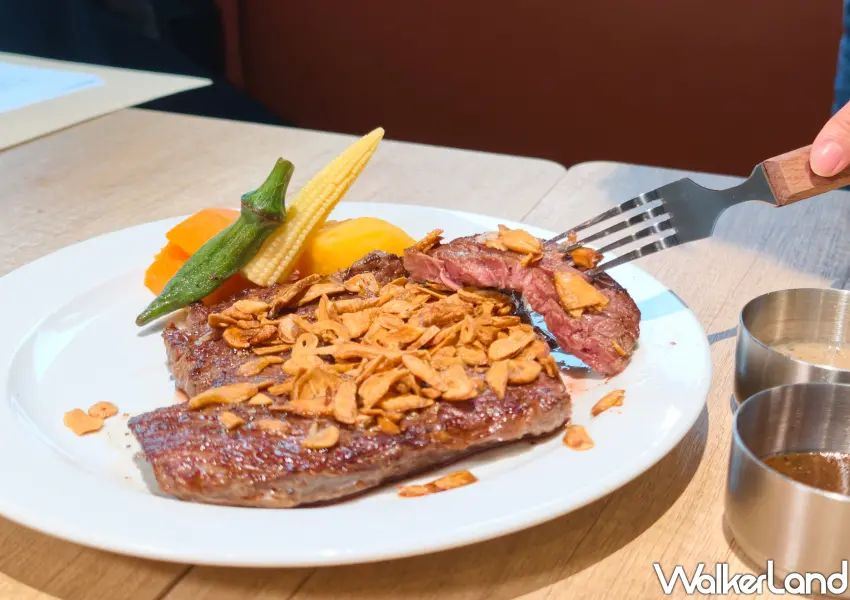 ▲TOK牛排屋人氣必點推薦「蒜香重磅牛排」，鋪上大量現炸蒜片香氣四溢。