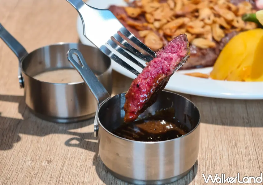 ▲TOK牛排屋每一份排餐都附有黑胡椒醬、蘑菇醬。