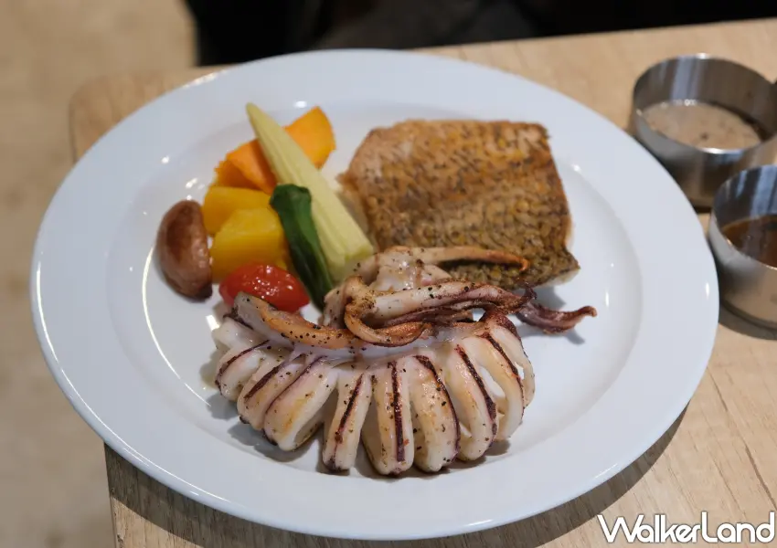 ▲TOK牛排屋除了牛排餐之外，也有海鮮雙拼可以選擇。