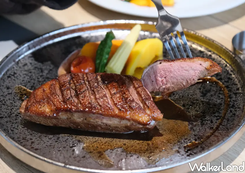 ▲TOK牛排屋嚴選厚實的鴨胸，搭配主廚熬煮的紅酒醋醬解膩。