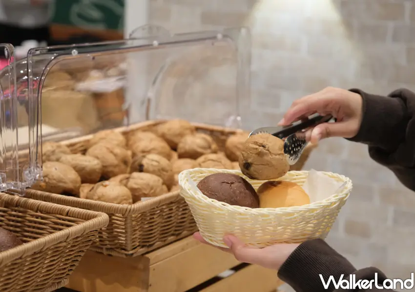 ▲自助吧有三種烤麵包隨大家吃到飽。