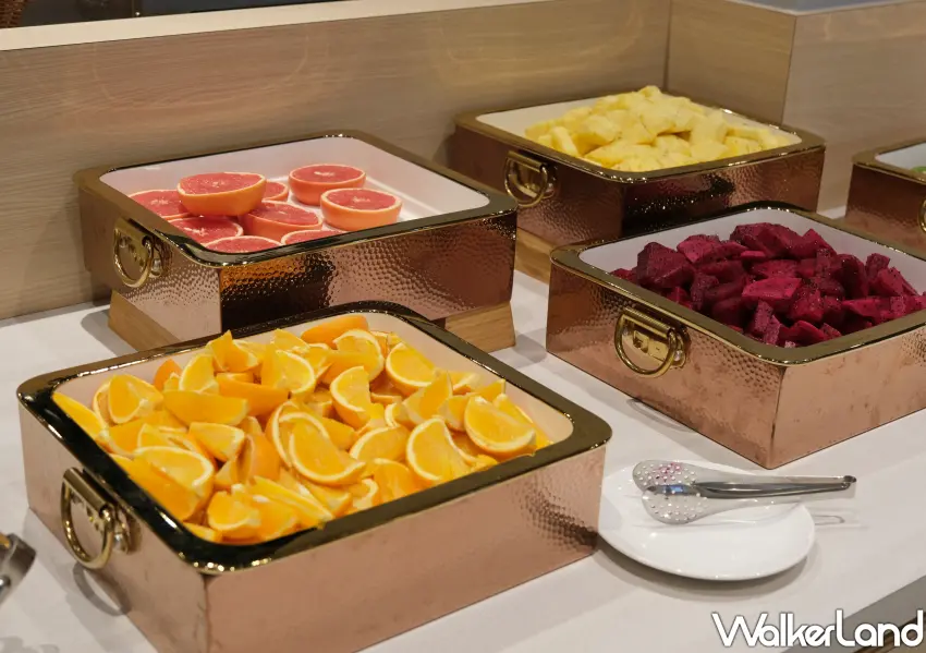 ▲自助吧提供各式新鮮水果無限享用。