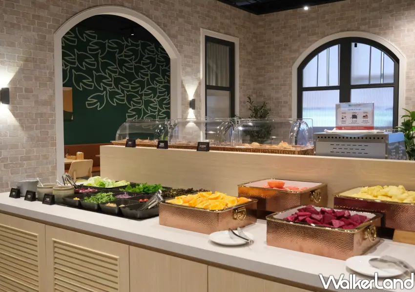 ▲TOK牛排屋自助吧超過18種生菜、季節水果、麵包、冰淇淋和飲料吃到飽。