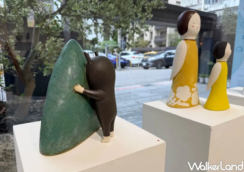 ▲台北免費展覽推薦！河星美個展《心裏的森林》以貓咪、兔子、人物等造型陶偶打造療癒戲陶偶展。(攝影：鄭亦庭)