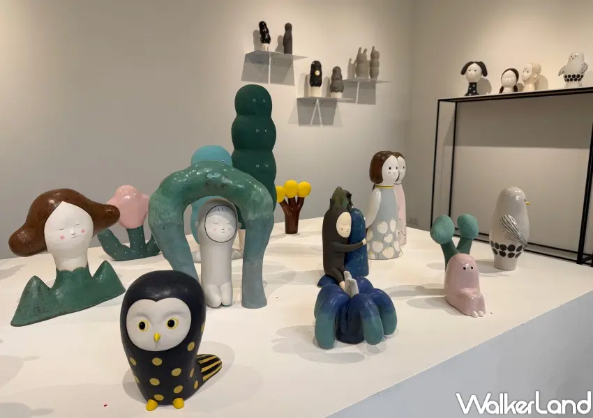 ▲台北展覽免費逛！《心裏的森林》展區中央貓頭鷹、兔子及小女孩等造型陶偶。(攝影：鄭亦庭)