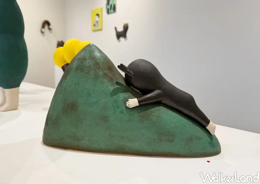 ▲韓國藝術家河星美桃偶作品有多個角色閉著眼睛，或是面向植物掩面的造型。(攝影：鄭亦庭)