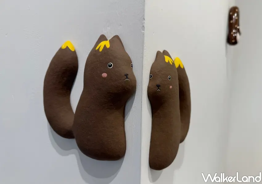 ▲台北展覽療癒系必拍！必拍松鼠造型陶偶貼在牆角處面對面。(攝影：鄭亦庭)
