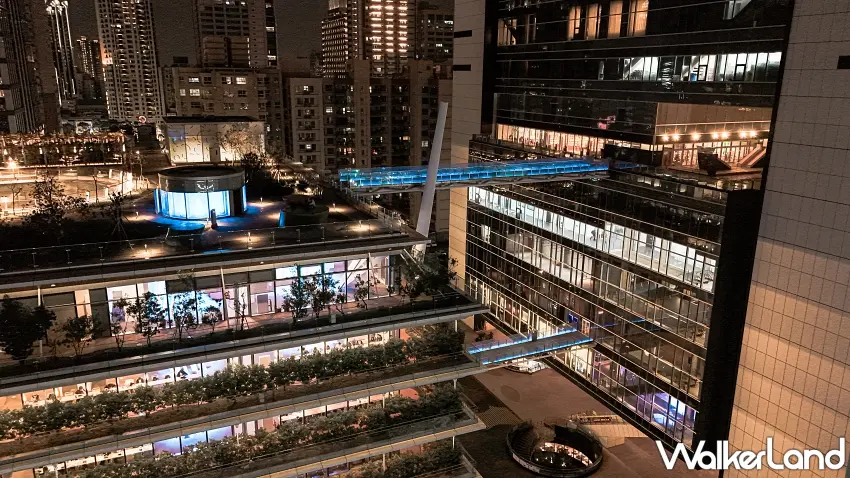 ▲連接高市圖總館的空橋也換上寶藍色新裝，成為亞灣區最吸睛的城市應援地標。圖／承億酒店提供；窩客島整理