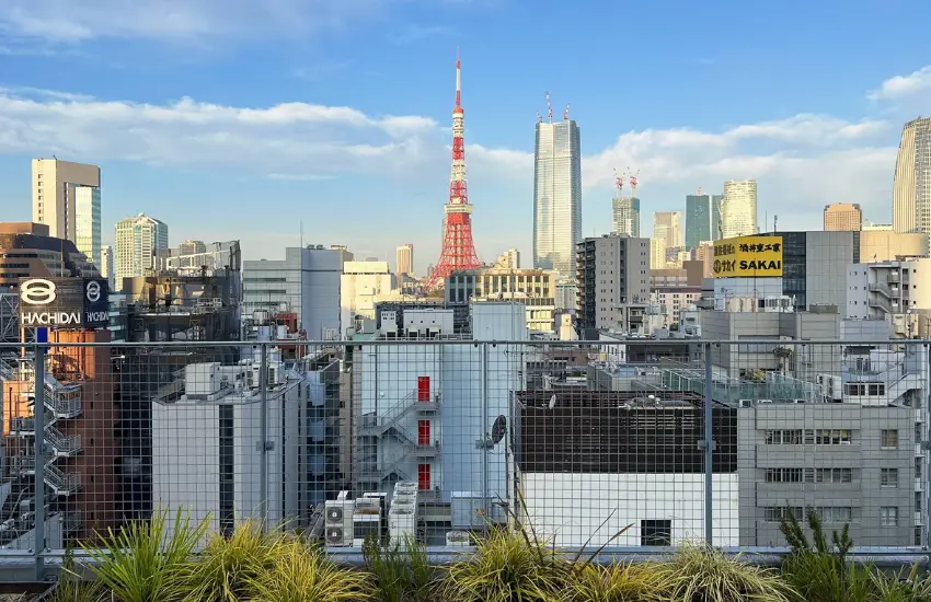 ▲推開9h濱松町的頂樓玻璃門，眼前毫無遮蔽的赤紅鐵塔。