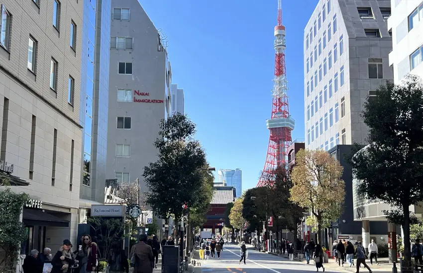 ▲一邊是直通羽田機場的 東京單軌電車，僅需 25 分鐘就能抵達登機口；另一邊，轉個街角就能走進都營大江戶線與淺草線的大門站，快速接上新宿、淺草、押上等熱門路線。
