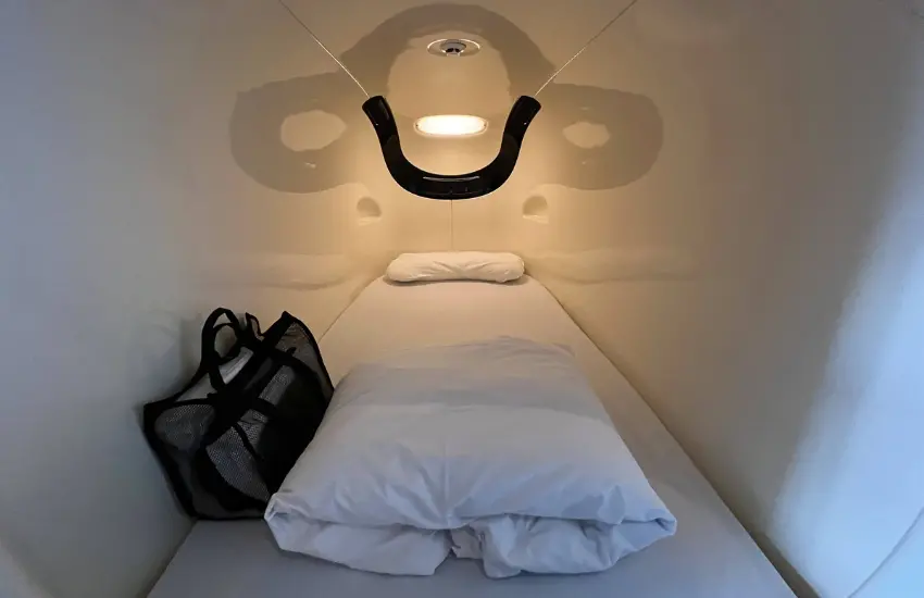 ▲膠囊艙區整排流線型膠囊艙錯落排列，每個睡眠艙微微發著柔光，像極了宇宙船艙內的休眠艙。