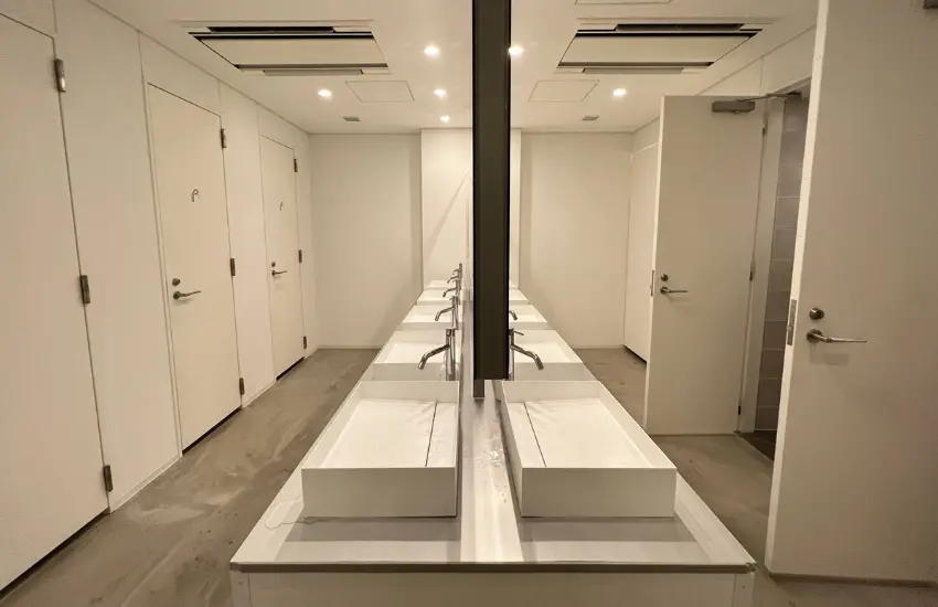 ▲艙內空間雖然很簡單，沒有多餘的裝飾，但仍配有閱讀燈與USB 充電座，拉下遮蔽艙簾後，居然有一種久違的安定感與私密性。