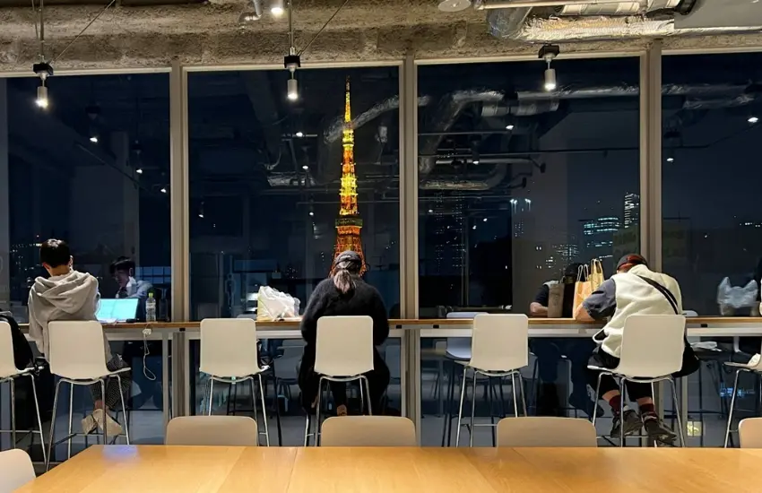 ▲大片落地窗正對著東京鐵塔，不管是晨曦還是夜晚，這座城市的象徵就近在眼前。