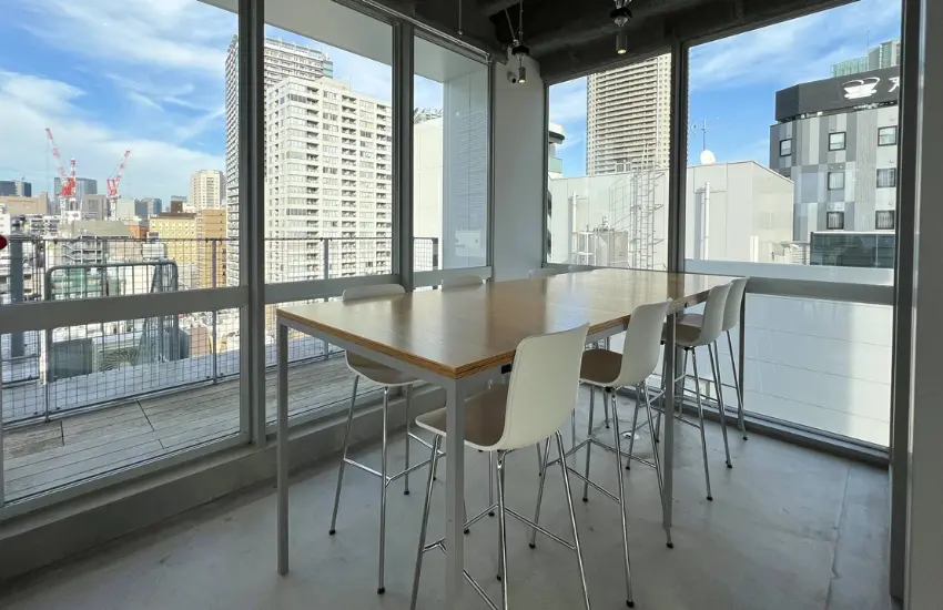 ▲不少數位遊牧旅人、短期商務客在這裡邊喝咖啡邊整理筆電、改機票、規劃隔天行程，一切安靜卻有序。