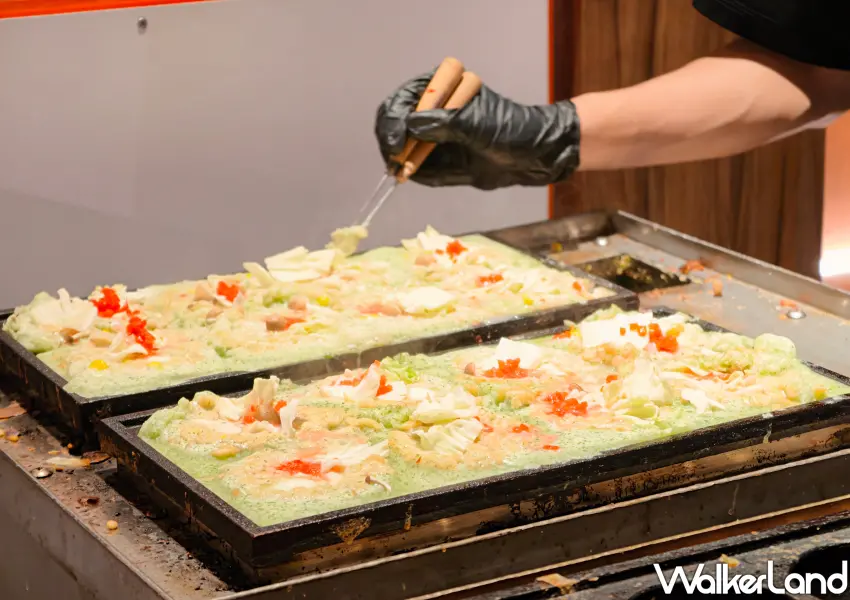 ▲「爆彈燒本舖」巨無霸章魚燒外皮煎烤到金黃微脆，內餡則是有十多種料。(攝影：鄭雅之)