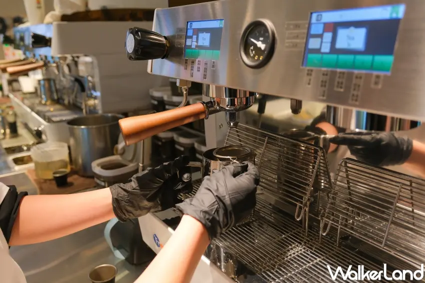 ▲甜夏SUMELLA開幕首日，四款經典直萃茶飲推出10元優惠。（攝影：張人尹）