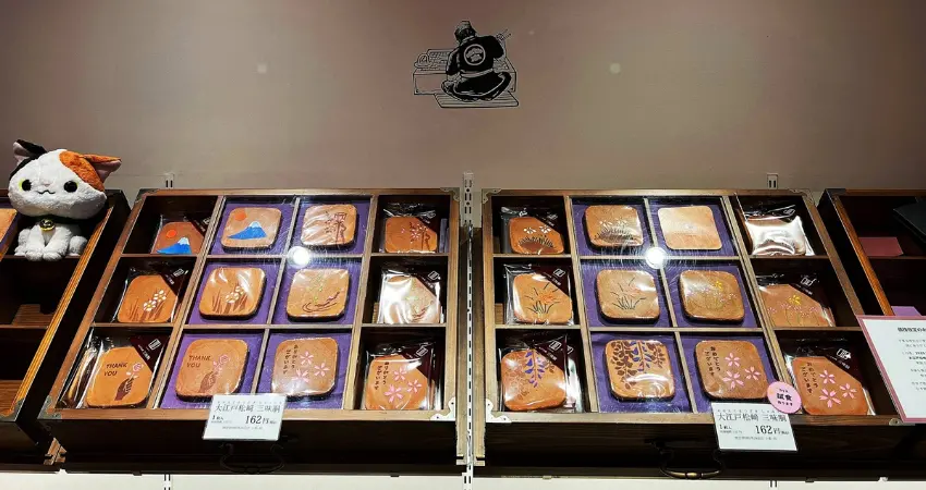 ▲瓦煎餅是以麵粉、砂糖、雞蛋，調和後倒入鐵板模具，燒至平整酥脆，表面像瓦片一般光澤溫潤，匠人們還會在每一片煎餅上，印上家紋、季節的花鳥、祝福的字樣。