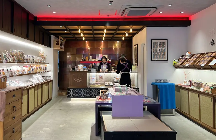 ▲銀座松崎煎餅本店的新選址在東銀座，仍是東京銀座老字號的餐廳、出版社與百貨商鋪的送禮首選品牌。