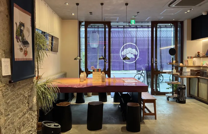 ▲松崎煎餅挑高的天花板搭配大量木質裝飾，營造出復古與摩登並存的氛圍。