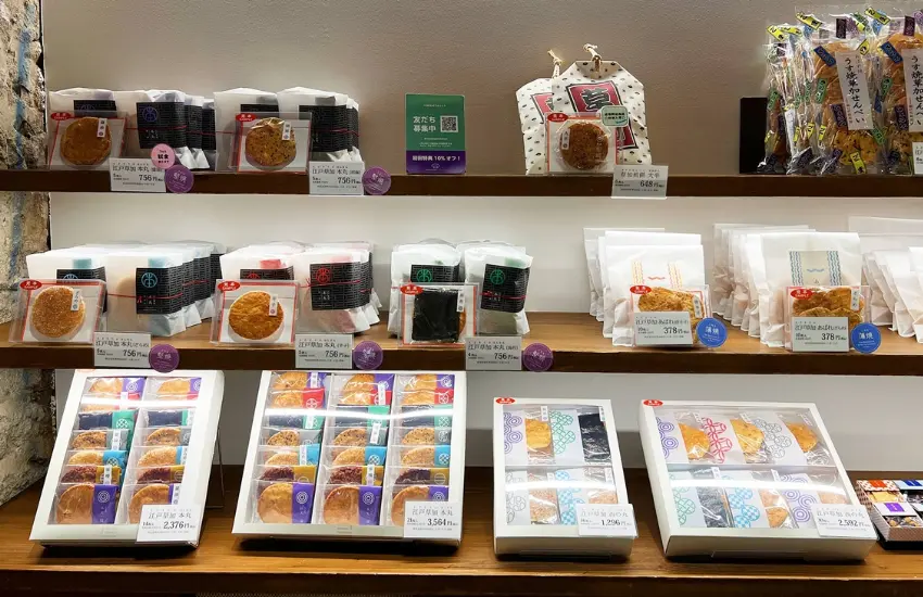 ▲店內空間分為物販區、內用區與文化展示角，能選購經典瓦煎餅與四季限定禮盒，現場還有數十款不同口味的其他產品。