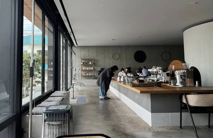 ▲世田谷區櫻新町的OGAWA COFFEE LABORATORY SAKURASHINMACHI呈現東京人安靜享受京都節奏。