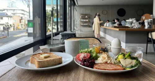 在東京櫻新町遇見來自京都的咖啡，京都咖啡匠人的大人系精緻朝食美學巷弄裡優雅展現。