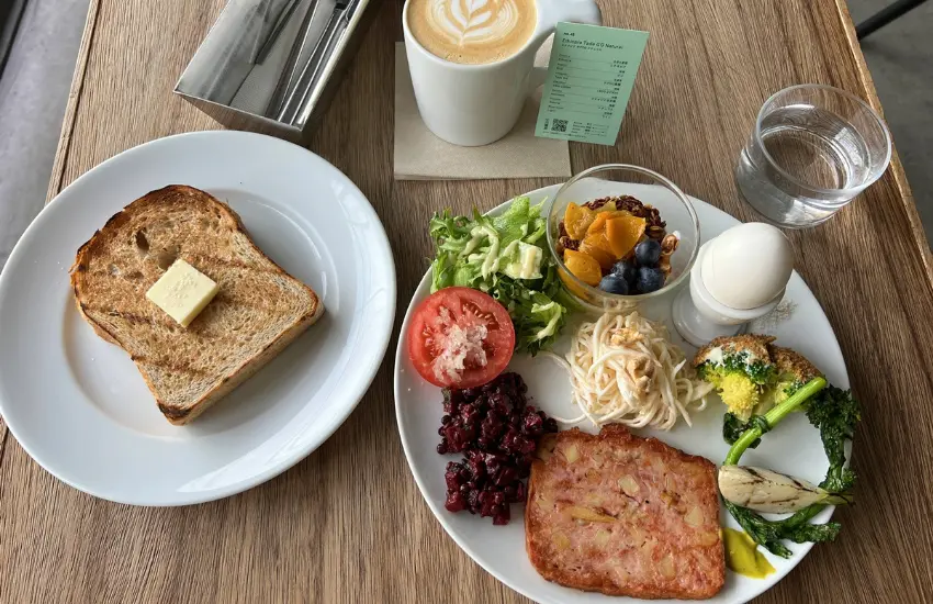 ▲食套餐端上桌時，立刻就會注意到他們對食材的重視，厚切火腿排、水煮蛋、水果優格、生菜、冷盤配菜與溫蔬菜，整份餐盤的設計，不追求飽足感或視覺衝擊，而是顧及了營養、多元與時節性。