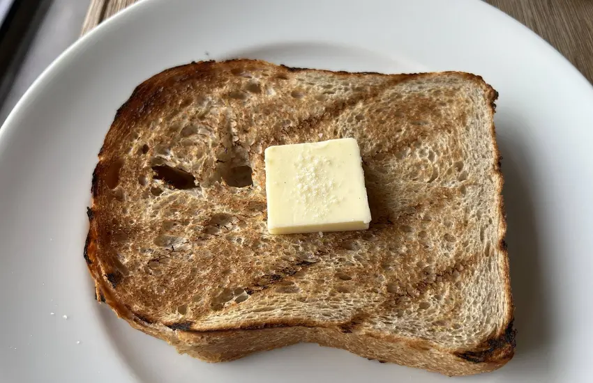 ▲炭火煙燻味吐司並不是配角，而是一個需要被單獨對待的主食。