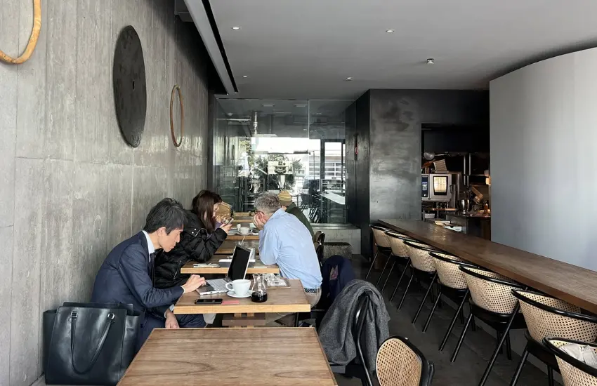 ▲也有鄰近的居民帶著愛犬（店外座位），在散步途中點一杯拿鐵，將這裡當作客廳的延伸，店裡幾乎看不到觀光客。