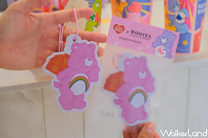 ▲五桐號 推出 Care Bears™ 聯名香氛片與御守盲包，消費滿100元即可加購。（攝影：張人尹）