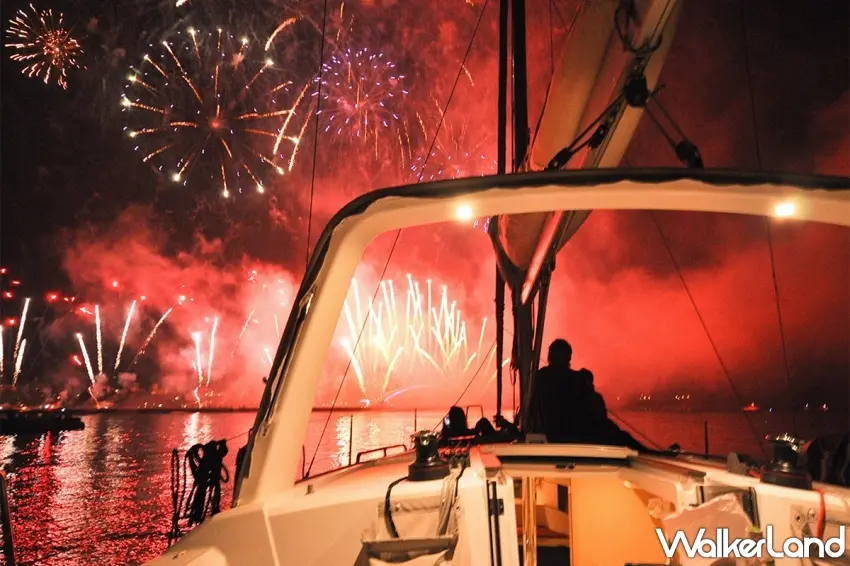 ▲「海上賞花火體驗」搭乘帆船出海欣賞花火，能避開擁擠人潮，享受專屬的浪漫夏夜。圖／易遊網提供；窩客島整理