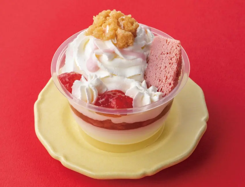 ▲布丁蛋糕聖代草莓牛奶以滑嫩的牛奶布丁為基底,堆疊各種草莓口味的配料和新鮮草莓裝飾。