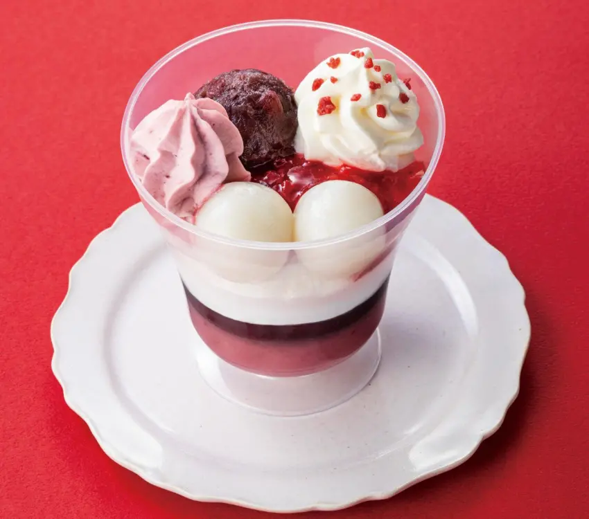 ▲底層是草莓葛粉布丁,上面疊著紅豆泥和牛奶慕斯,最頂端鋪滿紅豆泥、草莓紅豆鮮奶油、糯米糰子等配料。