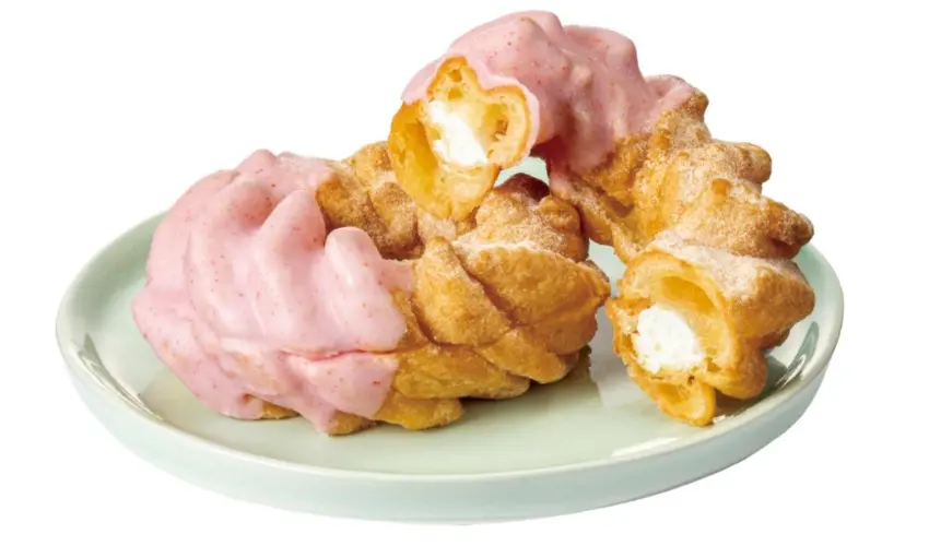 ▲外層裹著粉紅色的草莓糖霜,本體口感輕盈蓬鬆帶著淡淡草莓香氣。