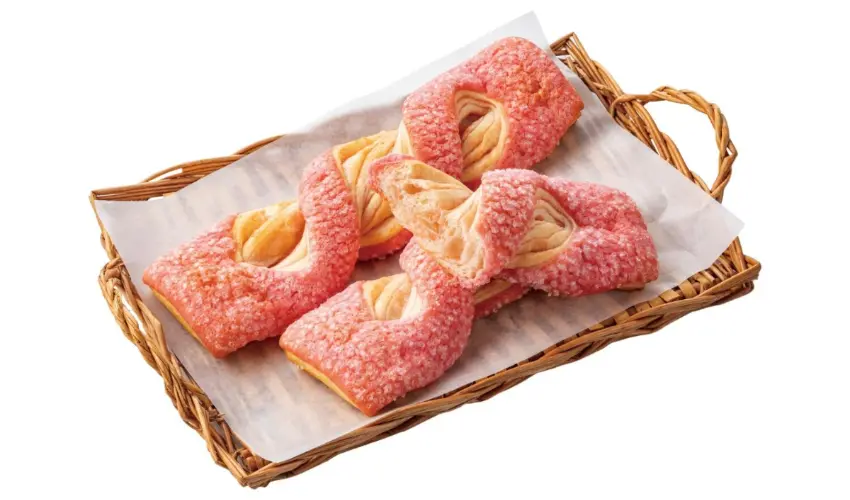 ▲草莓風味奶油折疊進麵團裡,烤出來層次分明,每層都有草莓香氣。