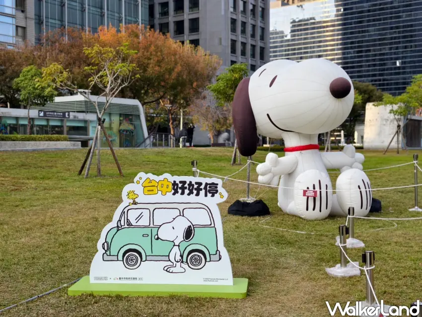 ▲市政公園展出高約3公尺的史努比大型氣偶。（攝影：楊婷雅）
